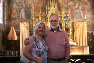 Joachim Kuhs mit Ehefrau Ingrid in einem Kirchengebäude