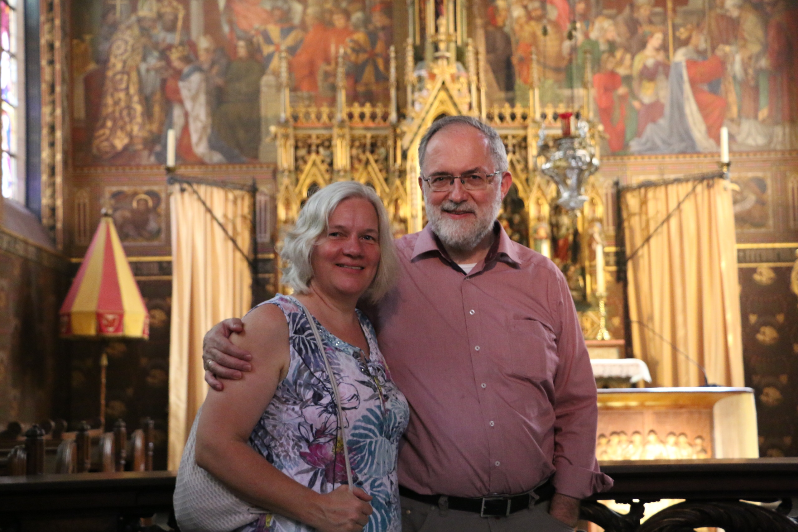 Joachim Kuhs mit Ehefrau Ingrid in einem Kirchengebäude