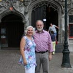 Joachim Kuhs mit Ehefrau Ingrid vor einem Kirchengebäude