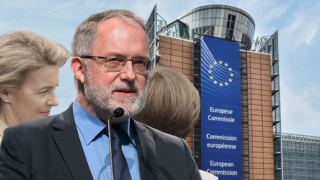 Joachim Kuhs vor dem Gebäude der EU-Kommission in Brüssel