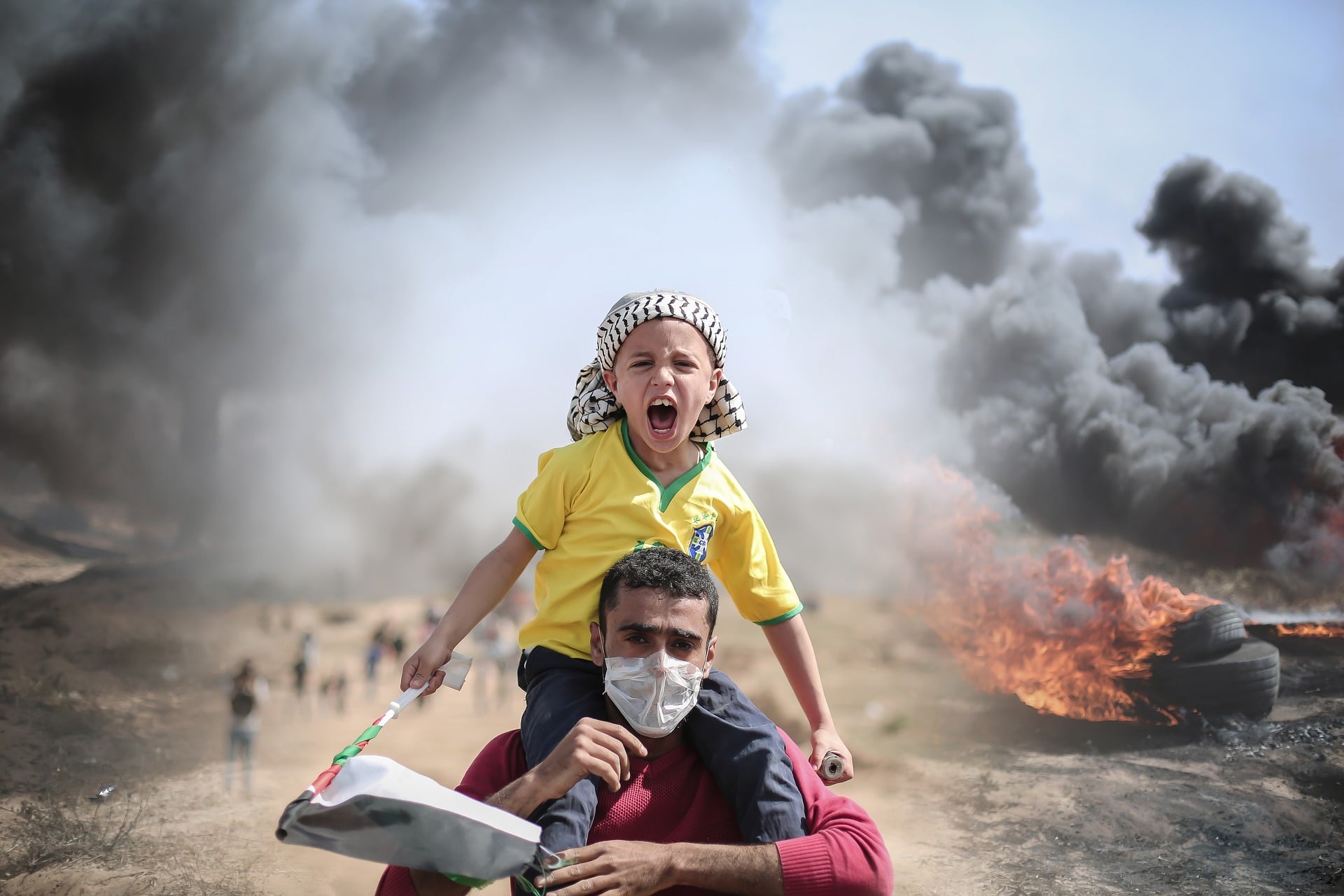 Mann mit Kind im Gazastreifen