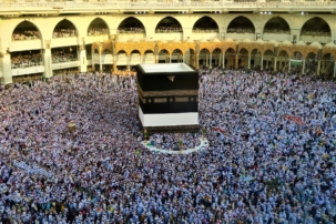 Muslime kreisen um den Kaaba-Stein in Mekka