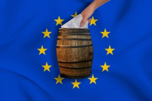 EU-Fahne mit Holzfass in der Mitte. In das Fass werden Geldscheine gesteckt. EU Fass ohne Boden. Nur durch Kürzung des EU-Haushaltes bleibt den Bürgern mehr Geld in der Tasche.