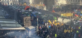 Belgische Bauern blockieren das EU-Parlament. Seit über zwei Stunden kommt kein Fahrzeug mehr rein oder raus.